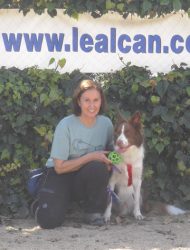 Una de las integrantes del grupo OCI LealCan junto a su perro