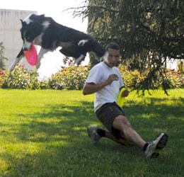 Kenal cogiendo un frisbee en el aire saltando por encima de la pierna de Enrique Solís de LealCan