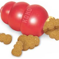 juguete Kong rojo de tamaño mediano con galletas de kong en el interior y fuera