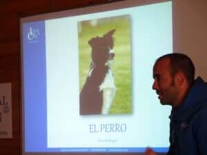 Eliseo Rodríguez, adiestrador canino de LealCan, en una clase del curso de Adiestramiento base y educación canina 2016-2017, de fondo se ve una pantalla con una foto de un perro