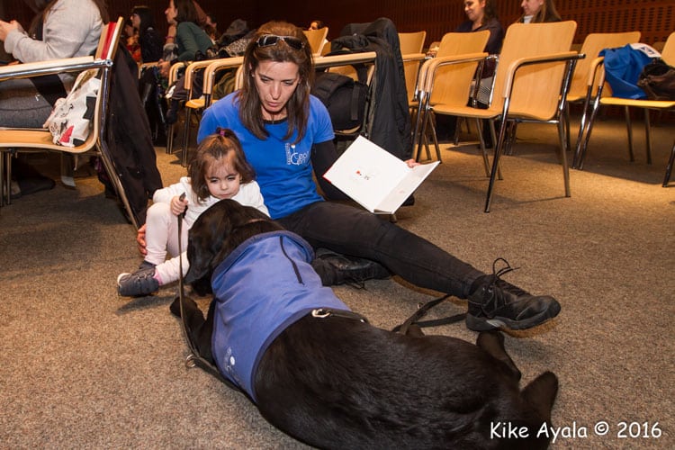 Adiestradora canina acompañada de una niña y un perro