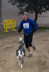 Borja y su perro Jarque, corriendo. Ellos son miembros del club de canicross de LealCan
