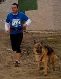 David y su perro Cooper, en una carrera de canicross con la camiseta de LealCan