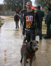 David Rodríguez y su perro Travis, después de una carrera. Ellos son miembros del club de canicross de LealCan
