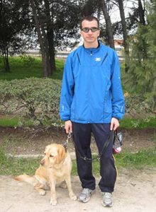 Sergio y su perra Iris, en el parque