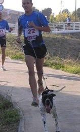 Javier y su perro Kiro, corriendo una carrera canicross