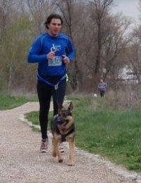 Oscar y su perra Bruja, corriendo con la camiseta de LealCan