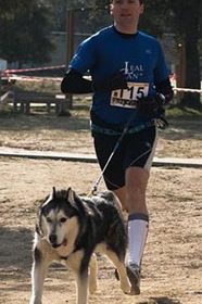 Oscar y su perra Kyra, corriendo en una carrera