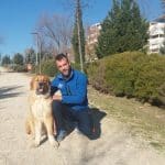 Educador canino de Lealcan posa junto a un perro