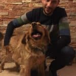 Enrique Solís, en un adiestramiento a domicilio, sentado junto a un perro