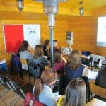 Alumnos del Seminario de Mantrailing en el centro Canino LealCan sentados mientras escuchan a Enrique Solís
