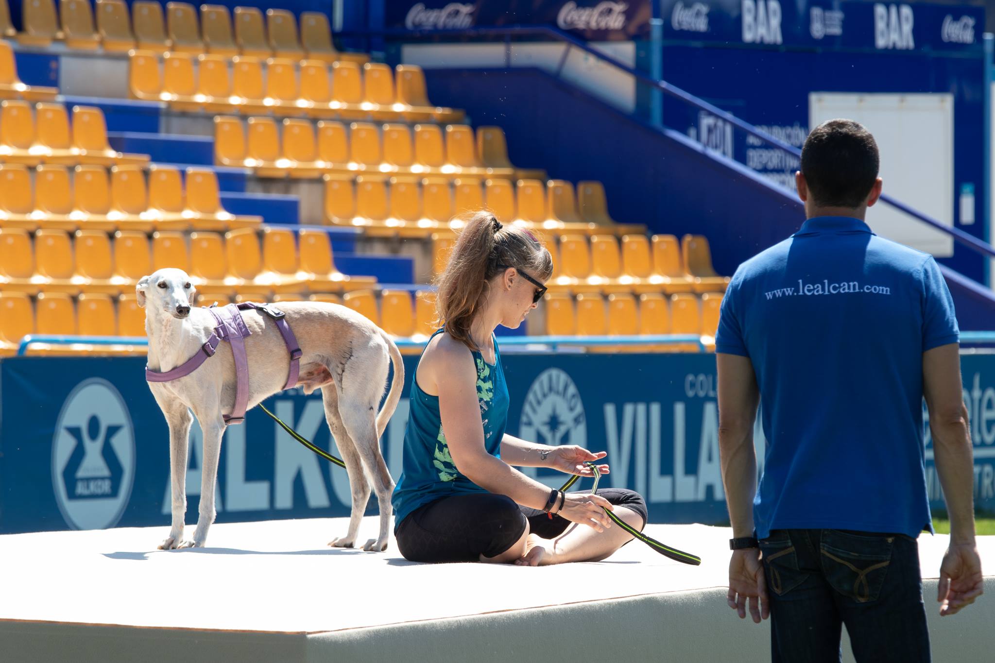 Enrique Solís y el equipo de educadores caninos y adiestradores de perros impartiendo la clase multitudinario del Doga Day