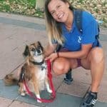 Maria, educadora canina y adiestradora de perros de LealCan, con Fox