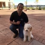 Ignacio Rodríguez, educador canino y adiestrador de perros de LealCan posando para la foto con su perra Arrow