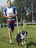 Enrique Solís y su perro Kenal corriendo. Ellos son miembros del club de canicross de LealCan
