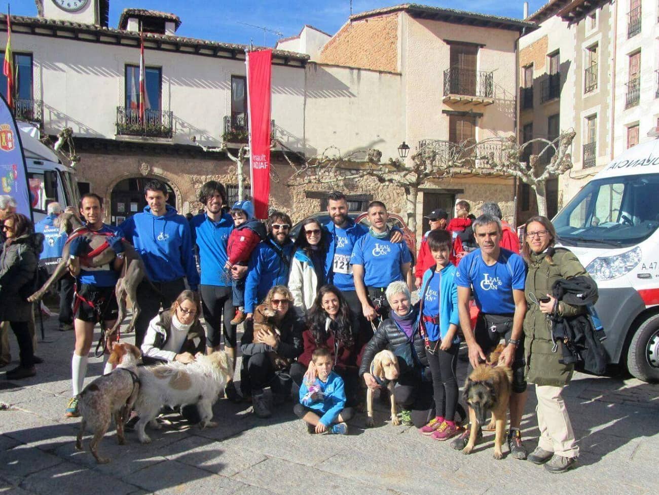 Foto del equipo de Canicross LealCan. Hay 16 personas y 5 perros