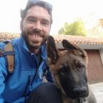 Educador canino de LealCan sonriendo de frente con el perro Tifón