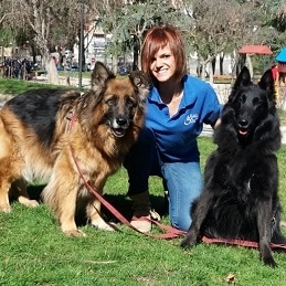 Nuria Espinosa, educadora canina de LealCan posa junto a sus dos perros en un parque