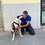 Educador canino acompañando a Marcela